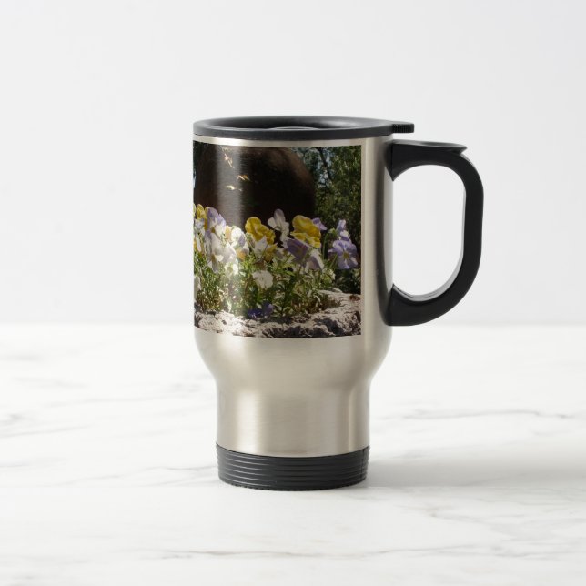 Caneca Térmica Violeta numa Trough de Pedra. (Direita)