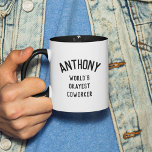 Caneca Texto personalizado do colaborador mais divertido<br><div class="desc">A divertida timento tipografia moderna lê O COWORKER MUNDIAL OKAYEST com o nome de seus colegas arquitetando-o em um design branco e preto legal,  moderado e minimalista. Do lado está um ícone para cima.</div>