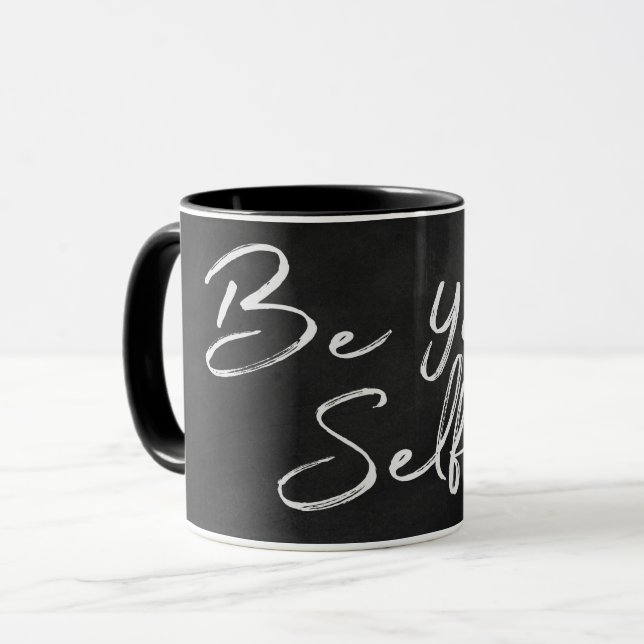 Caneca texto "seja seu selfie" no quadro negro (Frente Esquerda)