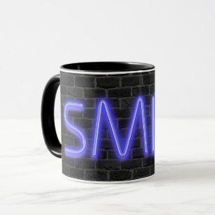 Caneca Texto SMILE na iluminação de neon no tijolo