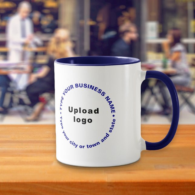 Caneca Textos comerciais completos sobre o Marinho Blue C (Build brand name awareness. Round pattern business brand texts on navy blue combo mug.)