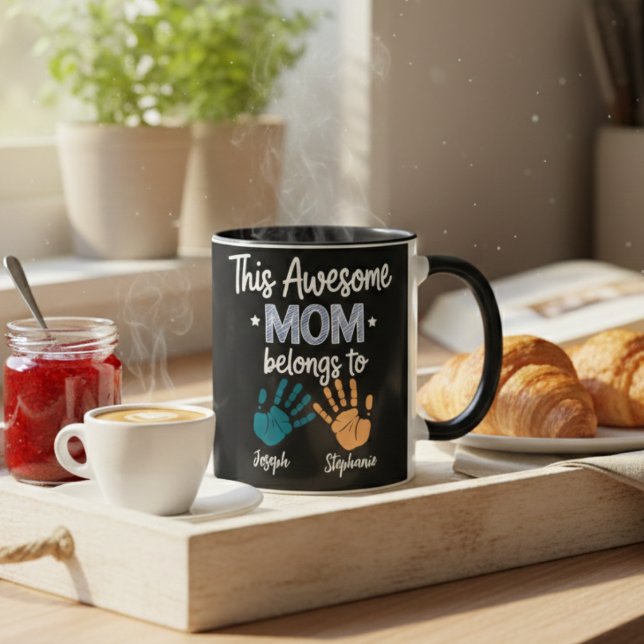 Caneca This Awesome Mom Belongs To Handprint Kids (Criador carregado)