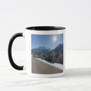 Caneca Thrugh vazio idílico da estrada uma paisagem do