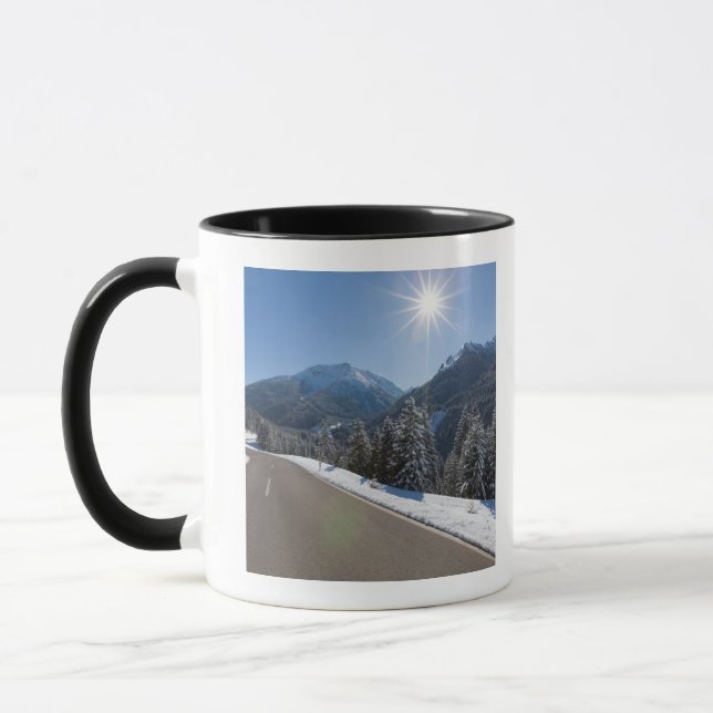 Caneca Thrugh vazio idílico da estrada uma paisagem do (Esquerda)