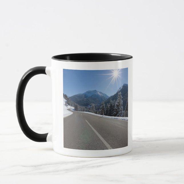 Caneca Thrugh vazio idílico da estrada uma paisagem do (Esquerda)