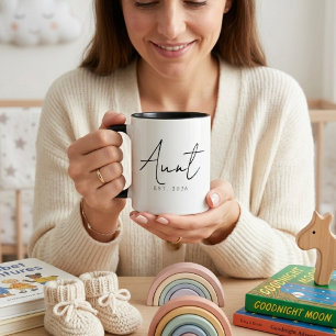 Caneca Tia Elegante EST Ano Script Design Minimalista Fam