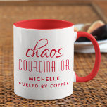 Caneca Tipografia Vermelha do Coordenador de Caos Persona<br><div class="desc">Coordenador de caos Red Typografia Personalizada Coffee Mug apresenta um simples design do texto "coordenador do caos (seu nome) alimentado por café" em um divertido roteiro de caligrafia vermelha com seu nome personalizado abaixo. Personalize editando o texto na caixa de texto fornecida. Perfeito para aquela mãe ocupada, professora, gerente de...</div>