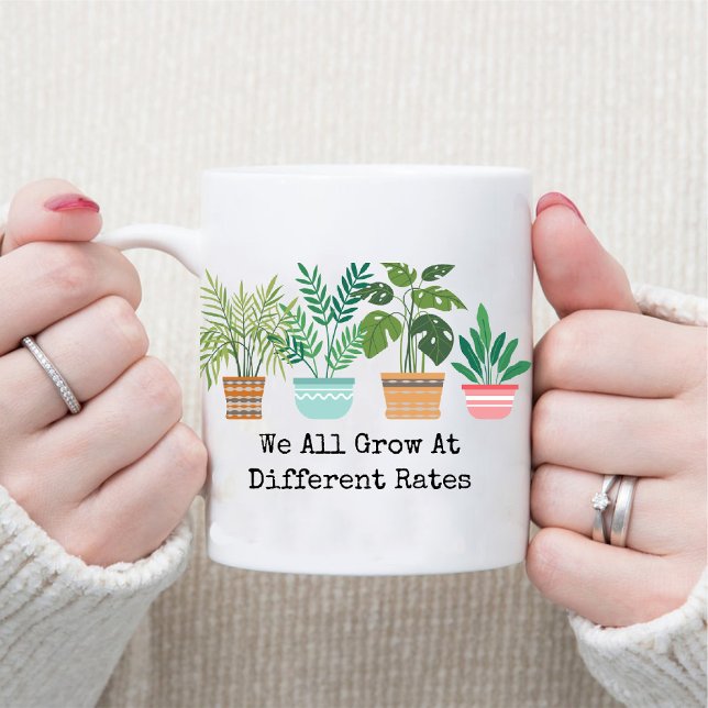 Caneca Todos Nós Crescemos Em Taxas Diferentes Professore (We All Grow At Different Rates Gardening Teachers Mug)