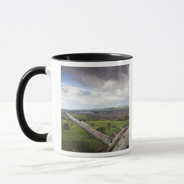 Caneca Torreta de tanque israelense aponta para Qunietra (Esquerda)