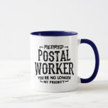 Caneca Trabalhador Postal Aposentado, Mailman Funny<br><div class="desc">Engraçado presente de aposentadoria do trabalhador de entrega de e-mails que diz "Trabalhador Postal Reformado. Você não é mais minha prioridade". Faz um presente de despedida de excelente para um colega de trabalho que está se aposentando de seu trabalho de escritório poste ou de entrega este ano.</div>