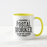 Caneca Trabalhador Postal Aposentado, Mailman Funny<br><div class="desc">Engraçado presente de aposentadoria do trabalhador de entrega de e-mails que diz "Trabalhador Postal Reformado. Você não é mais minha prioridade". Faz um presente de despedida de excelente para um colega de trabalho que está se aposentando de seu trabalho de escritório poste ou de entrega este ano.</div>