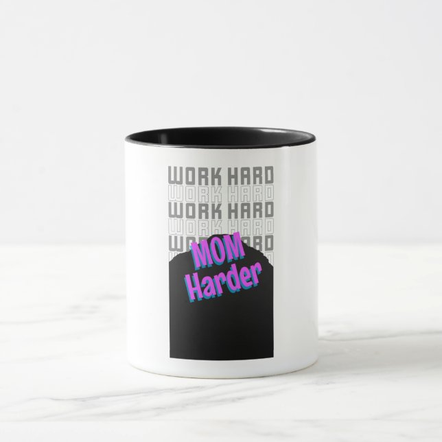 Caneca Trabalhe Duro Mãe Trabalhando Mais Duro (Centro)