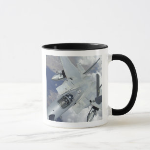 Caneca Trações de um F-15 Eagle longe de um KC-135