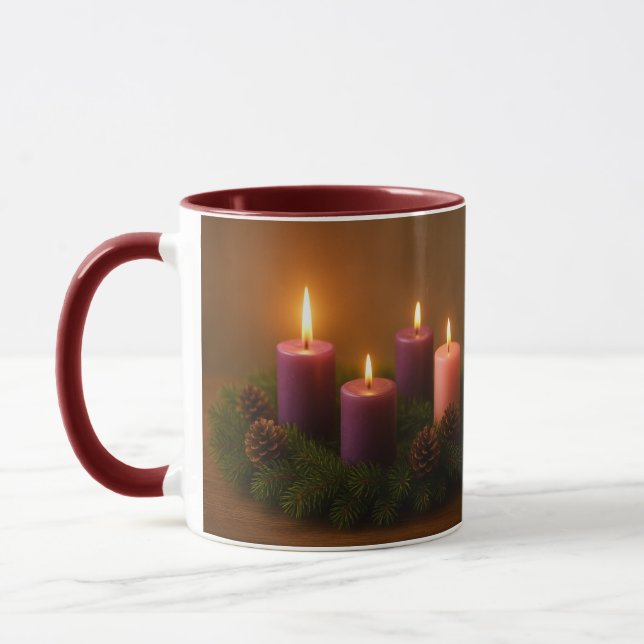Caneca Traditional Advent Wreath with Four Lit Candles (Esquerda)