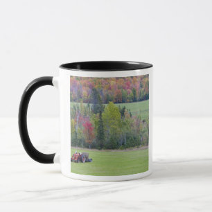 Caneca Trator com fardo de feno em campo verde com