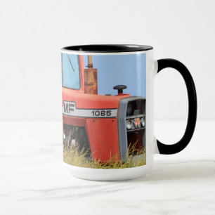Caneca Trator de Massey Ferguson em um campo