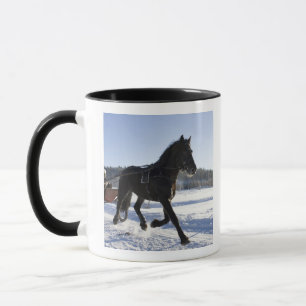 Caneca Treinamento dos cavalos em uma paisagem invernal,