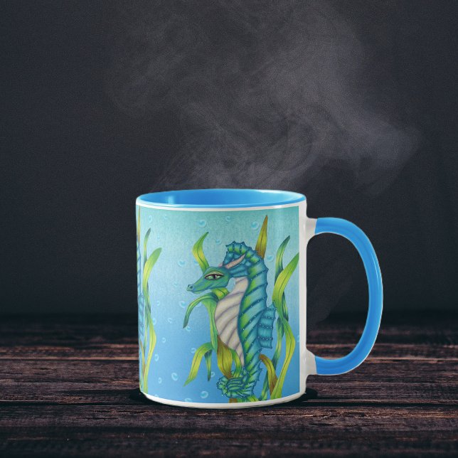 Caneca Três Dragões Marinhos Verdes Azuis Água Marinha (Fantasy seahorse dragon in blue green in seaweed water bubbles on coffee or tea mug.)