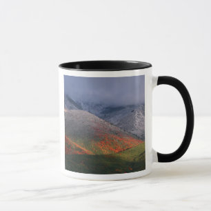 Caneca Três estações de folhagem, bordos vermelhos e outo
