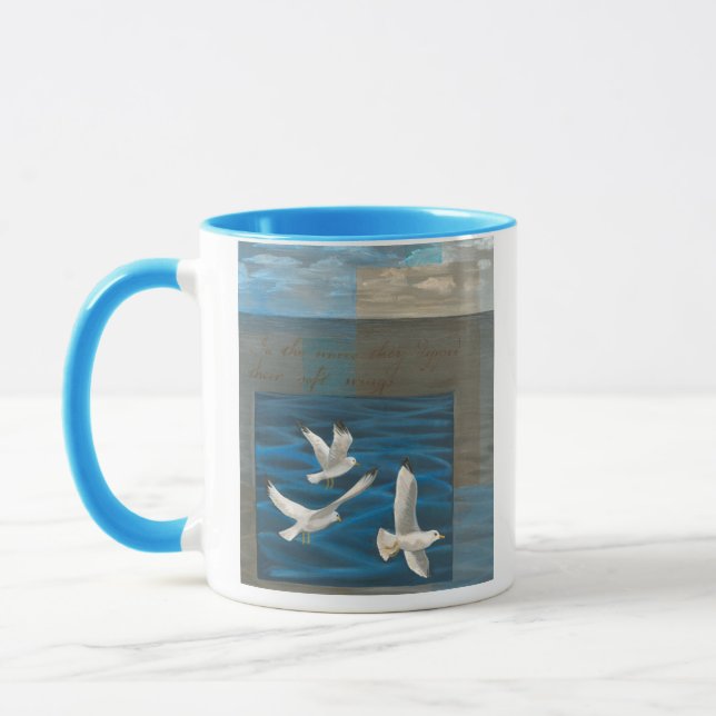 Caneca Três Gaivotas Brancas Voando Sobre A Água (Esquerda)