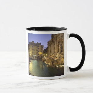 Caneca Trevi Fountain à noite, Roma, Lácio, Itália
