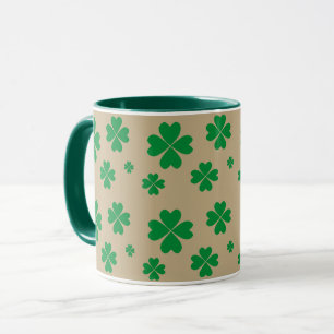 Caneca Trevos Verdes Sortudos sobre Bege