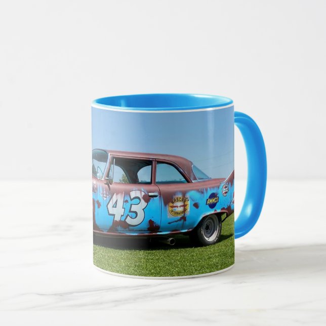 Caneca Tributo de Plymouth Richard Petty 1960 (Frente Esquerda)