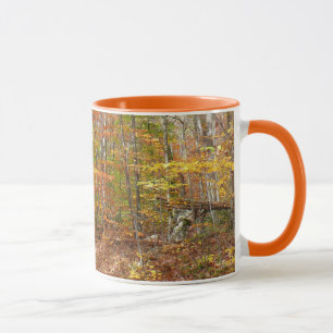 Caneca Trilha do Outono Salpicada de Luz Solar no Laurel