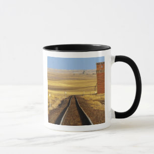 Caneca Trilhos de trem levam a velho celeiro em Collins