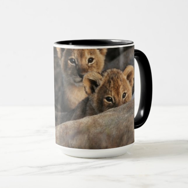 Caneca Trío de Filhotes de Leão com a Mãe (Frente Esquerda)
