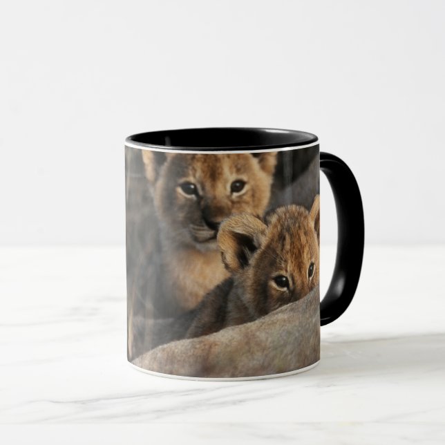 Caneca Trío de Filhotes de Leão com Mãe (Frente Esquerda)