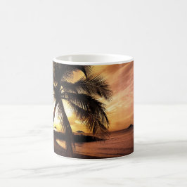 Caneca tropical do por do sol do palmtree da praia