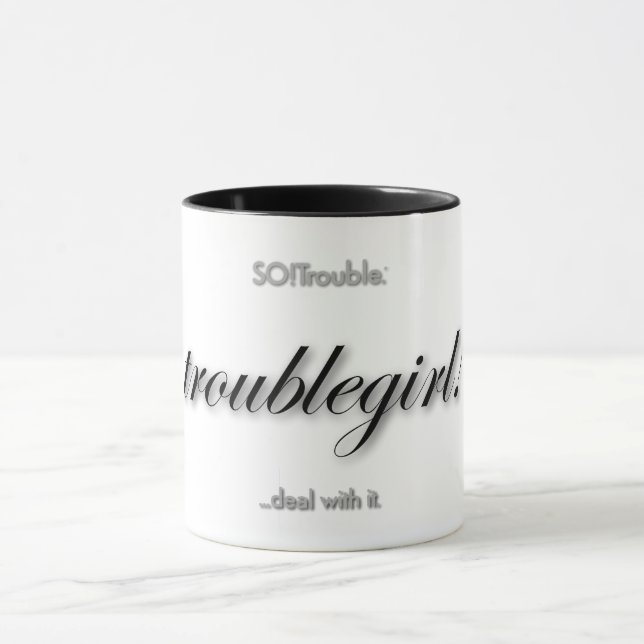 Caneca troublegirl! em preto no branco (Centro)