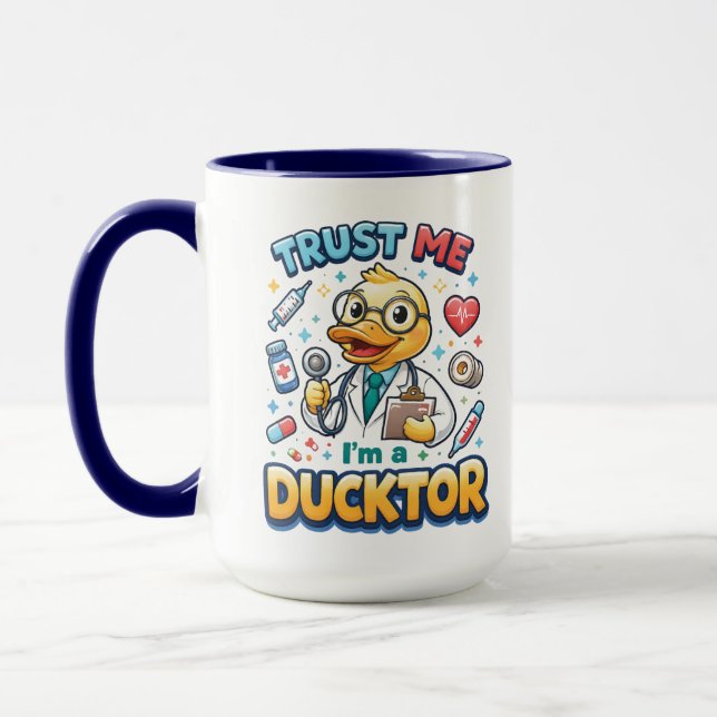 Caneca Trust Me I’m a Ducktor Funny Doctor Day (Esquerda)