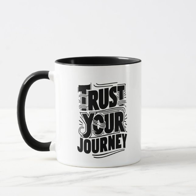Caneca Trust Your Journey Vertical Typography Art (Esquerda)