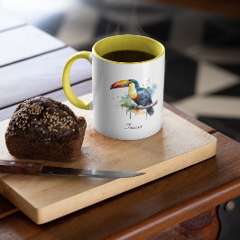 Caneca tucano colorido sentado num galho