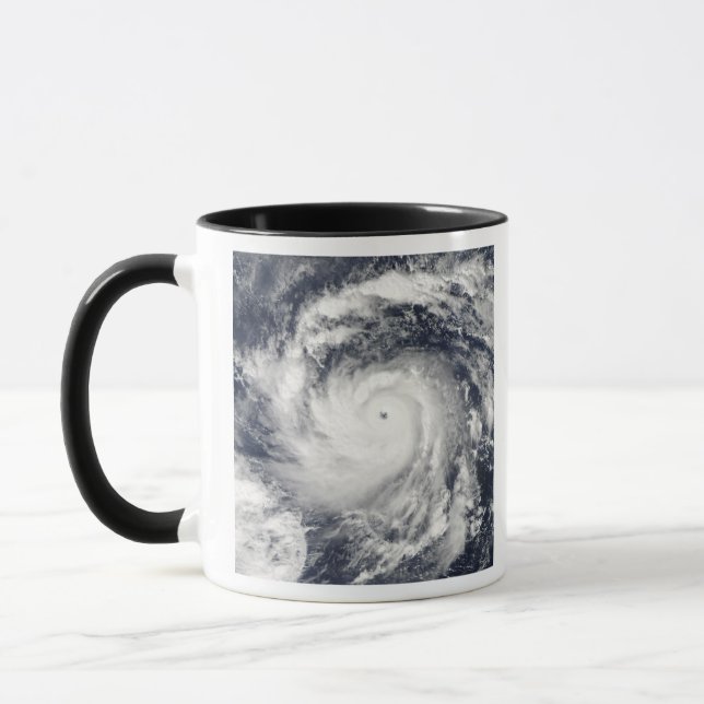 Caneca Tufão Nida no Oceano Pacífico (Esquerda)