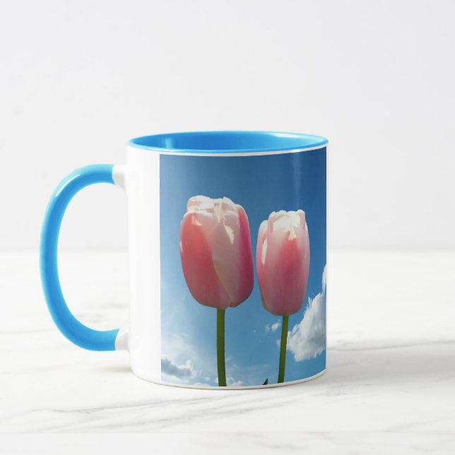 Caneca Tulipas flores no céu azul (Esquerda)