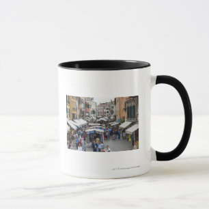 Caneca Turistas em um mercado de rua, Veneza, Italia