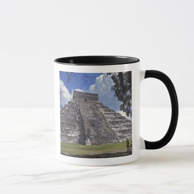 Caneca Turistas passam por um lado não restaurado do El 2 (Direita)