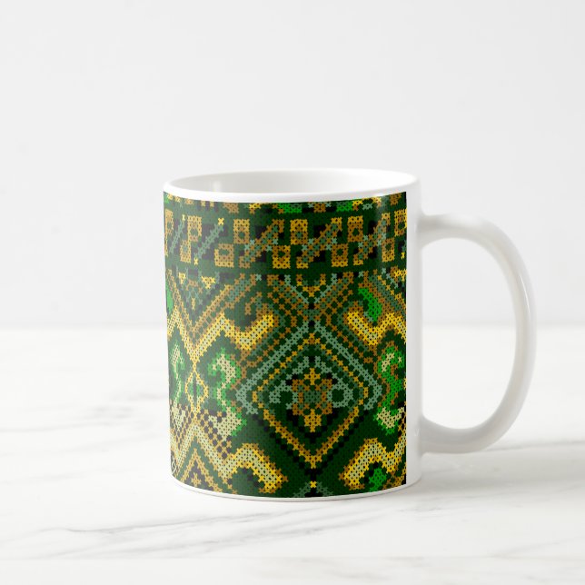 Caneca ucraniana do teste padrão do ponto da cruz (Direita)