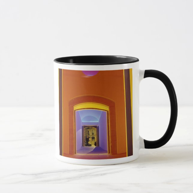 Caneca UE, Espanha, Barcelona. Entrada iluminada perto de (Direita)