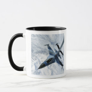 Caneca Um agressor F-16 senta-se na posição do contato