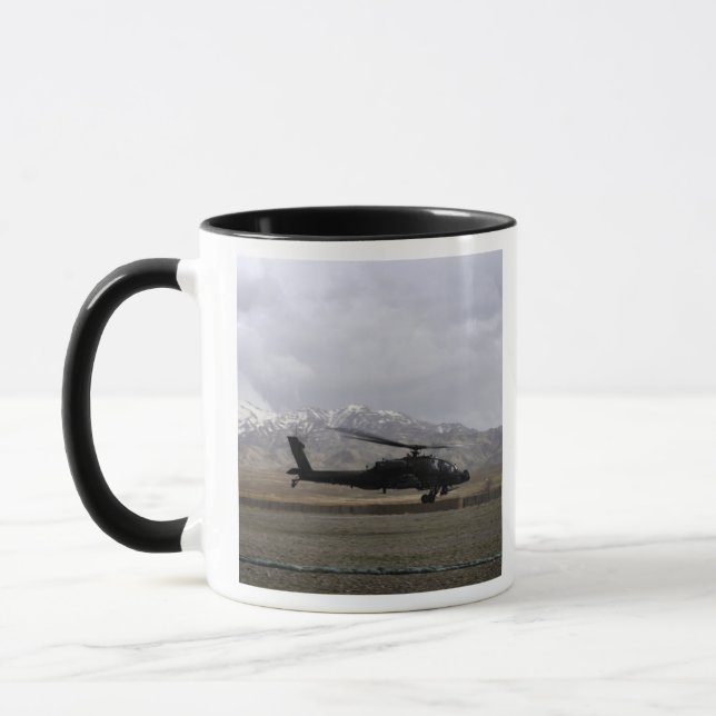 Caneca Um AH-64A decolando (Esquerda)