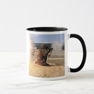 Caneca Um assaultman ateia fogo a uma granada propelida