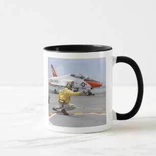Caneca Um atirador a bordo do porta-aviões