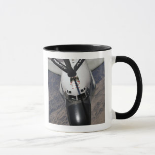 Caneca Um avião de reconhecimento da junção de rebite