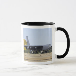 Caneca Um B-52 Stratofortress distribui sua rampa de