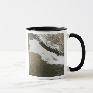 Caneca Um banco grosso de baixas nuvens