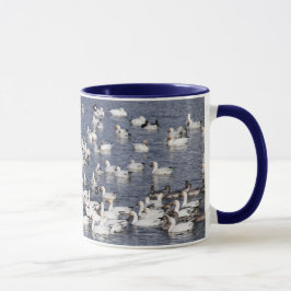 Caneca Um Bando de Gansos-das-neves na Praia